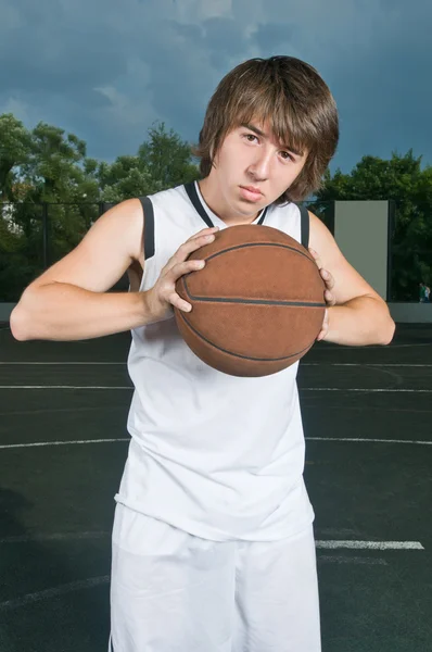 Nastoletnie koszykarz — Zdjęcie stockowe