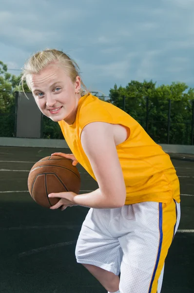 Підліток дівчина з баскетболом — стокове фото