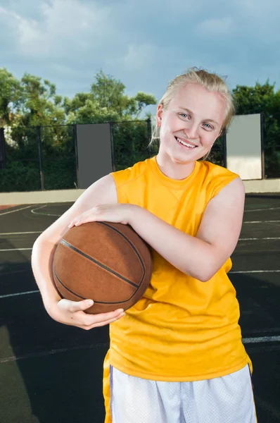 Adolescente chica con baloncesto —  Fotos de Stock