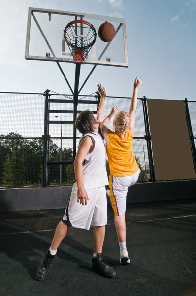 Schießen auf den Basketball — Stockfoto