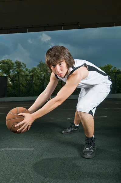 Adolescente con baloncesto —  Fotos de Stock