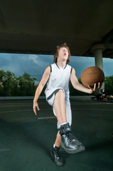 Tonåring spelar basket — Stockfoto