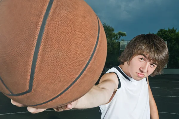 Підліток з баскетболу — стокове фото