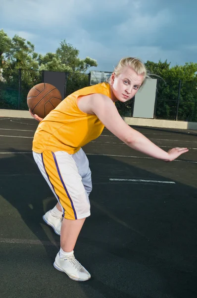 Підліток дівчина з баскетболом — стокове фото