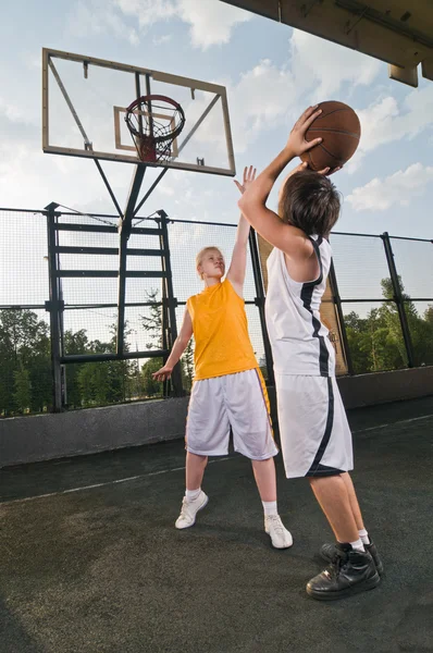 Adolescentes jugando baloncesto — Foto de Stock