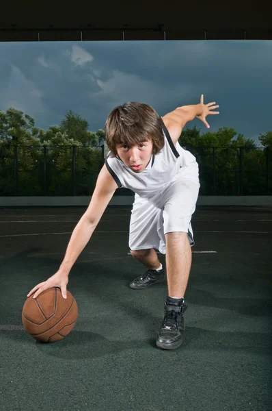 Driblagem de basquete — Fotografia de Stock
