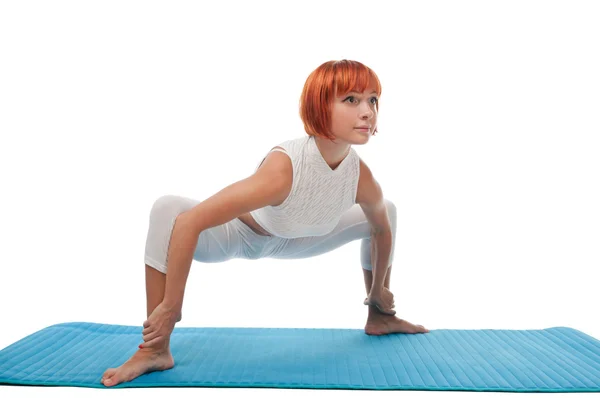 Zrzavý fitness dívka s podložka na jógu — Stock fotografie