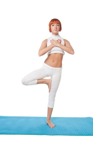Rödhårig fitness tjej med yogamatta — Stockfoto