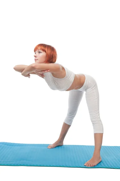 Rothaarige Fitness-Mädchen mit Yogamatte — Stockfoto