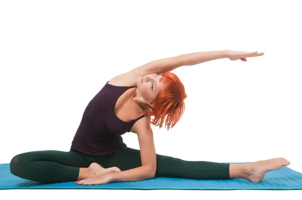 Menina fitness de cabelos vermelhos com tapete de ioga — Fotografia de Stock