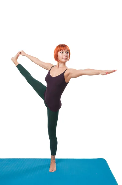Ragazza fitness dai capelli rossi con tappetino yoga — Foto Stock