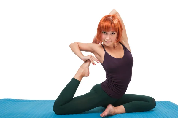 Menina fitness de cabelos vermelhos com tapete de ioga — Fotografia de Stock