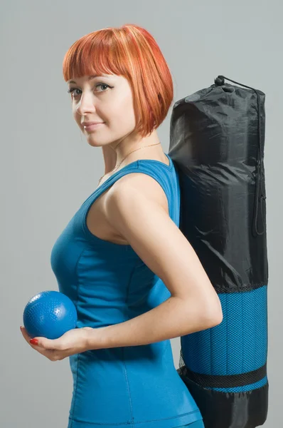 Zrzavý fitness dívka s podložka na jógu — Stock fotografie