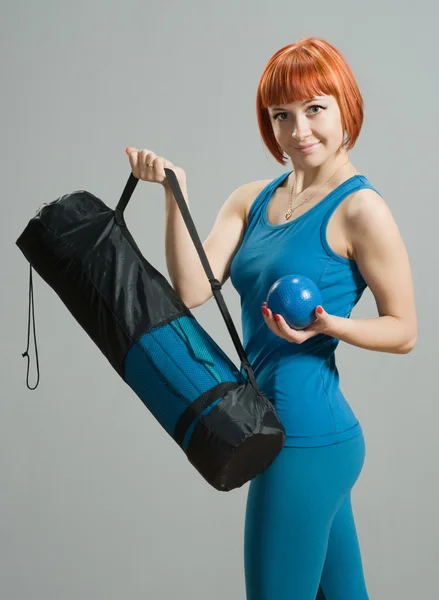 Red-haired fitness girl with yoga mat — Stock Photo, Image