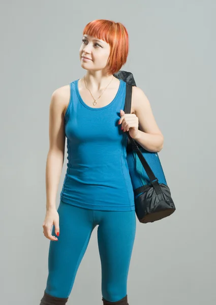 Roodharige fitness meisje met yoga mat — Stockfoto