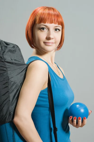 Fille de fitness aux cheveux rouges avec tapis de yoga — Photo