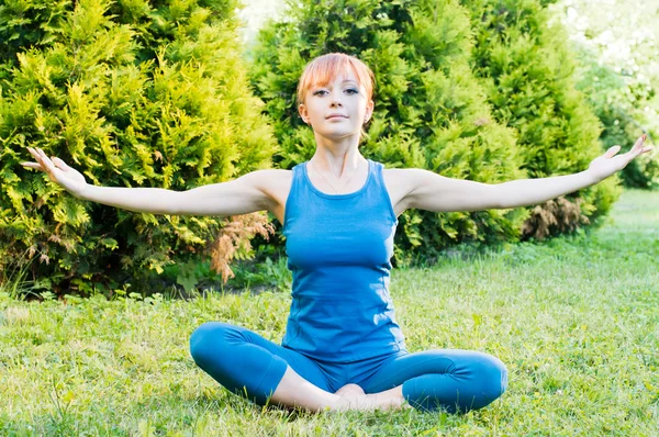 Wanita merah cantik melakukan latihan kebugaran atau yoga — Stok Foto