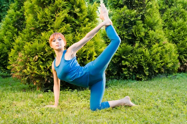 Bella donna rossa che fa esercizi di fitness o yoga — Foto Stock
