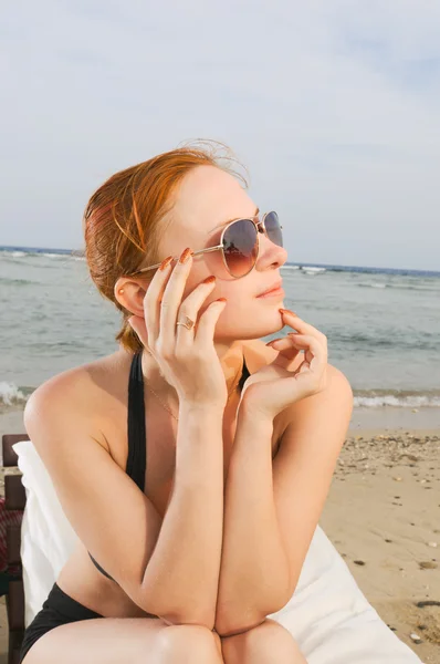Chica roja en la playa — Foto de Stock