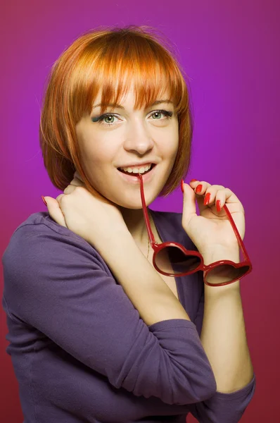 선글라스와 함께 아름 다운 붉은 소녀 — 스톡 사진