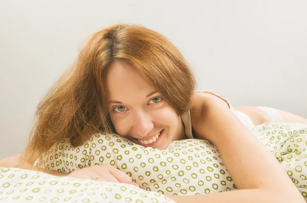 Beautiful young woman in bed — Stock Photo, Image