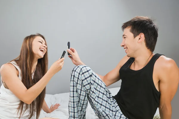 Ευτυχισμένο ζευγάρι με cellulars — Φωτογραφία Αρχείου