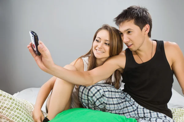 Gelukkige paar met cellular — Stockfoto