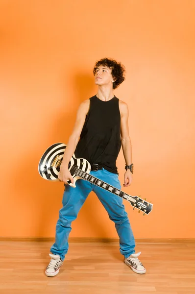 Jovem performer segurando guitarra — Fotografia de Stock