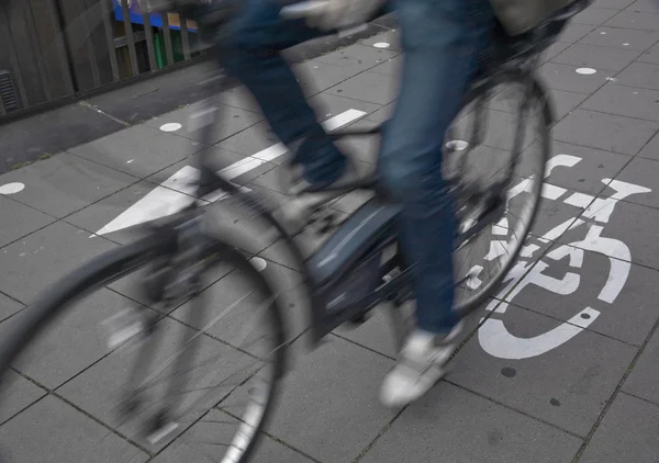 Commuters on cycle lane — Stock Photo, Image