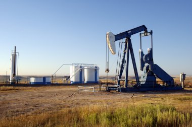 Oil well and Storage Tanks clipart
