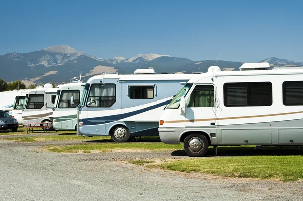 RVs en un camping Imágenes de stock libres de derechos