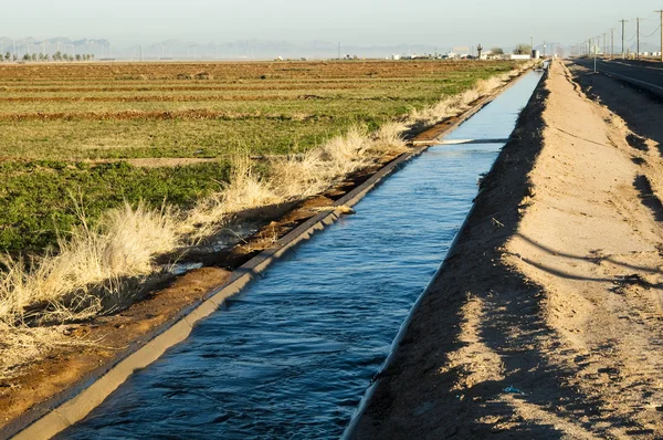 Irrigatie kanaal — Stockfoto