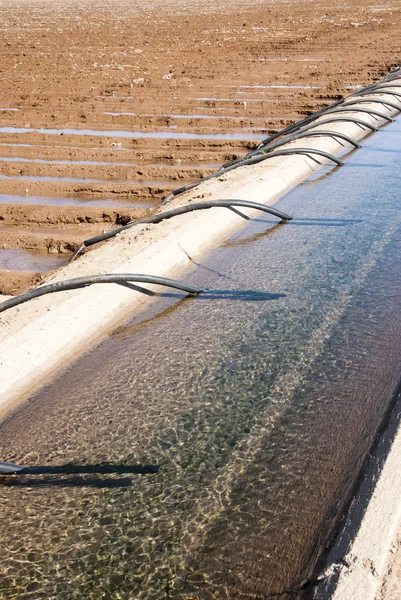 Tubos de canal e sifão de irrigação — Fotografia de Stock