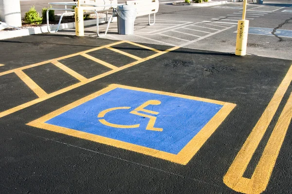 Espacio de estacionamiento para discapacitados Fotos de stock libres de derechos