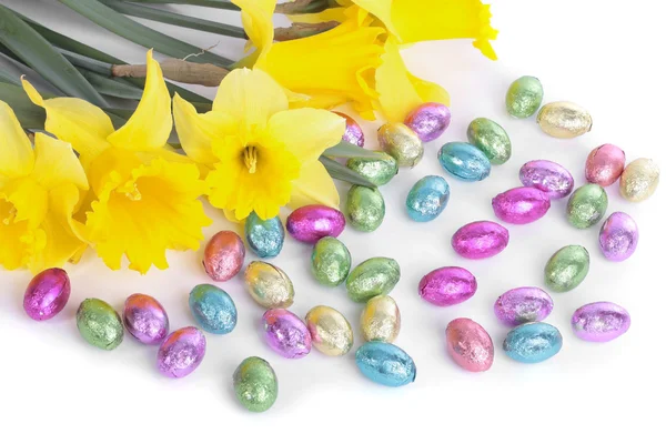 Цветы нарцисса Пасхальные яйца изолированы — стоковое фото