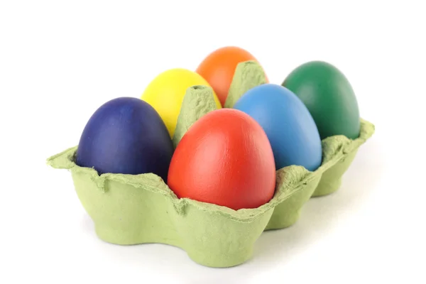 Πασχαλινά αυγά σε χαρτοκιβώτιο πάνω από λευκό — Φωτογραφία Αρχείου