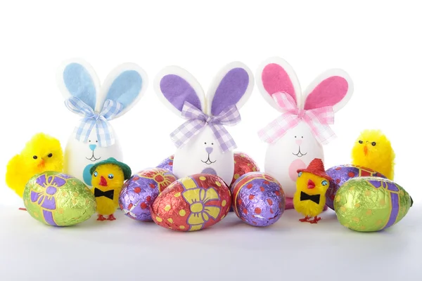 Easter bunnies ve beyaz yumurta kızlarla — Stok fotoğraf