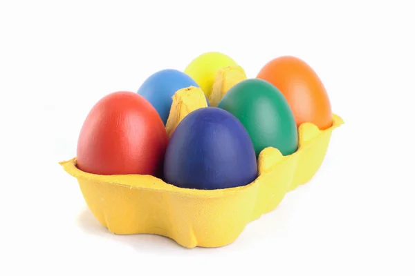 Huevos y polluelos de Pascua dorados en cartón sobre gritar —  Fotos de Stock