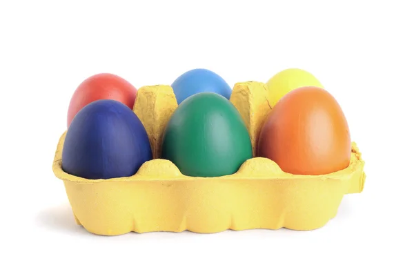 Huevos de Pascua coloreados en cartón sobre blanco — Foto de Stock