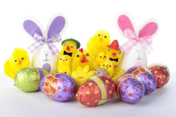 Pasen konijnen en kuikens met eieren over Wit — Stockfoto