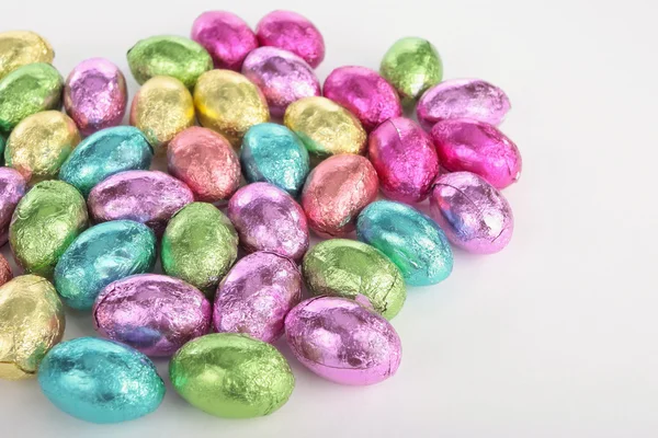 Colorefd húsvéti tojás felett fehér — Stock Fotó