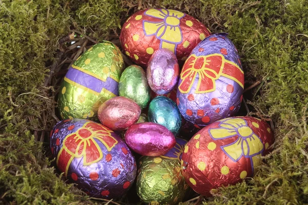Fargede egg i fuglereir over hvitt – stockfoto