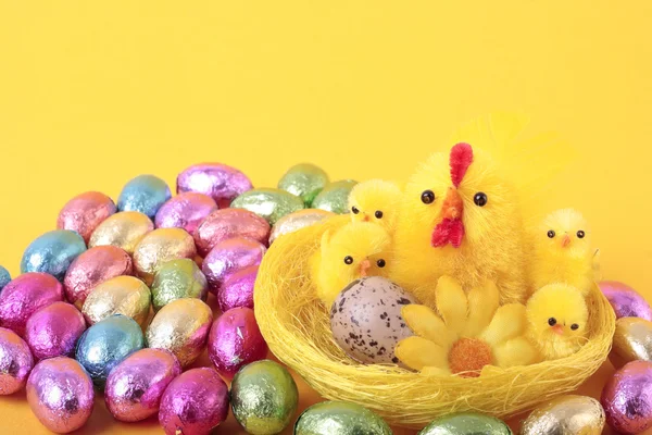 复活节彩蛋和超过黄色 — 图库照片
