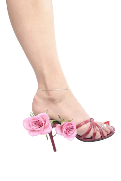 Нога и нога с цветами и красными ботинками — стоковое фото