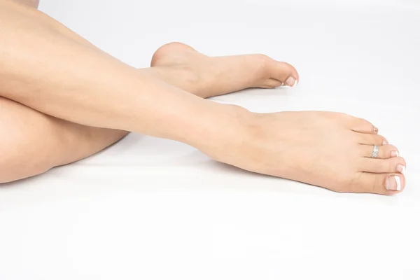 Nő lábak és lábfejek, elszigetelt, felett fehér — Stock Fotó