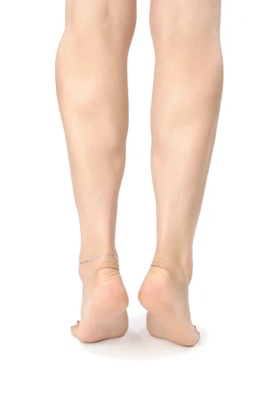 Pernas e pés de mulher isolados sobre branco — Fotografia de Stock