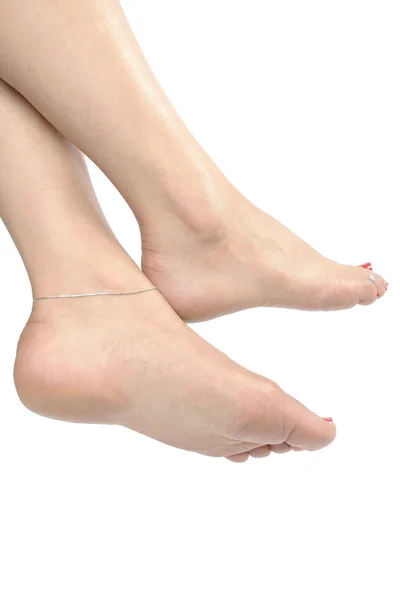 Kadın ayakları ve üzerinde beyaz izole — Stok fotoğraf