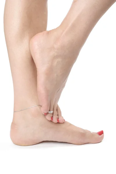 Femmes pieds et jambes sur blanc — Photo