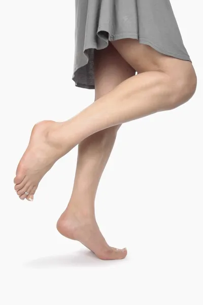 Женщина ноги и ноги изолированы над белым — стоковое фото