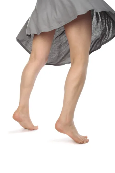 Bacaklar ve ayaklar ve üzerinde beyaz izole elbise — Stok fotoğraf